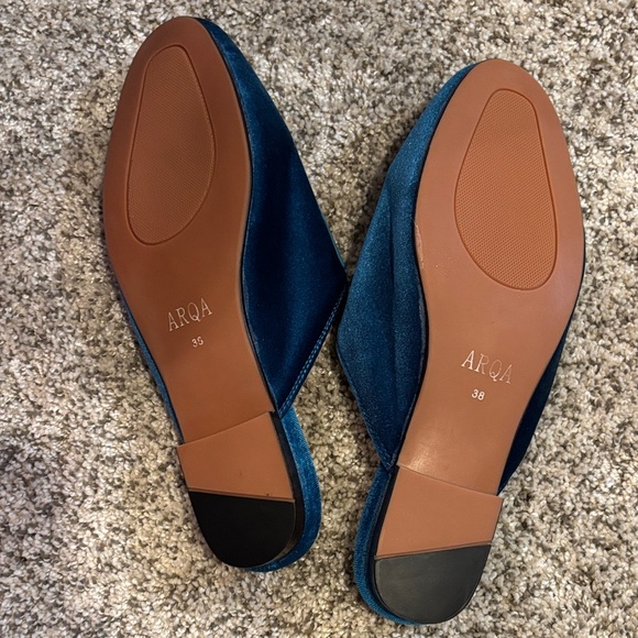 Luxurious Velvet Women's Mules with Gold Accent - Picture 2 of 3